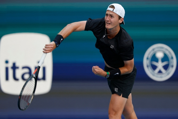 Korda trong trận thắng Alcaraz ở vòng 3 Miami Mở rộng trên sân Hard Rock, Miami Gardens, Florida, Mỹ ngày 22/3/2026. Ảnh: Reuters