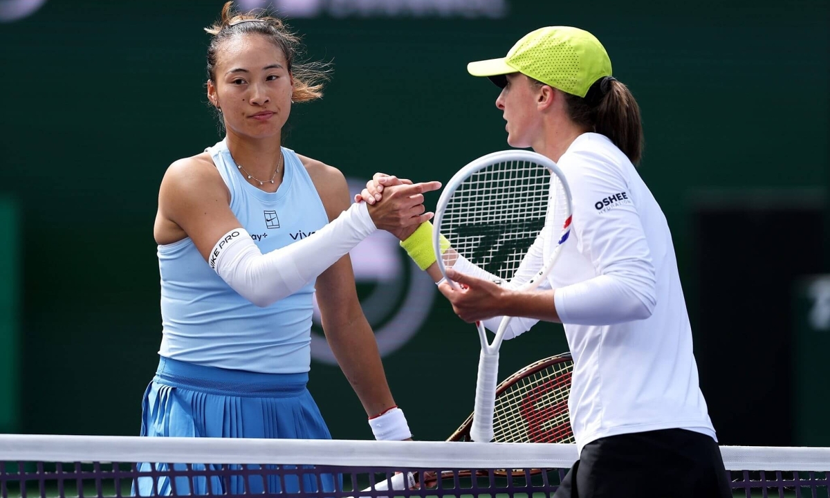 Có nên bỏ bắt tay trong quần vợt?