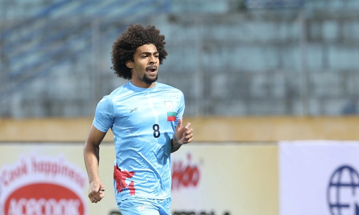 Cựu cầu thủ Ngoại hạng Anh tập thử sân Hàng Đẫy để đấu Việt Nam