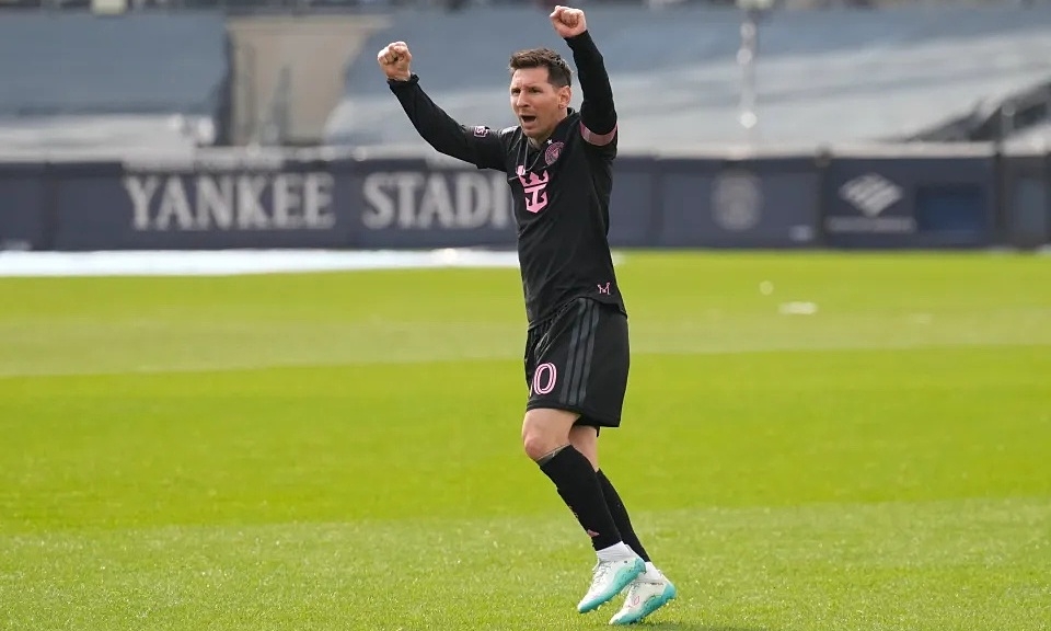 Messi vượt Pele, áp sát kỷ lục đá phạt