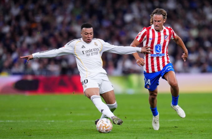 Kylian Mbappe đi bóng trong trận Real thắng Atletico 2-1 ở vòng 29 La Liga, trên sân Bernabeu, Madrid, Tây Ban Nha tối 22/3/2026. Ảnh: AP