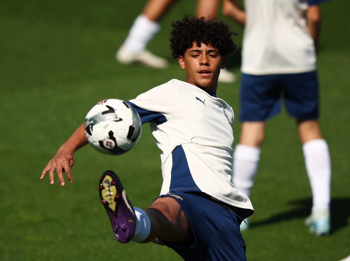 Ronaldo Jr từ chối đá cặp cùng cha ở Al Nassr 1 Con trai Ronaldo thử việc ở đội trẻ Real Madrid - Báo VnExpress Thể thao