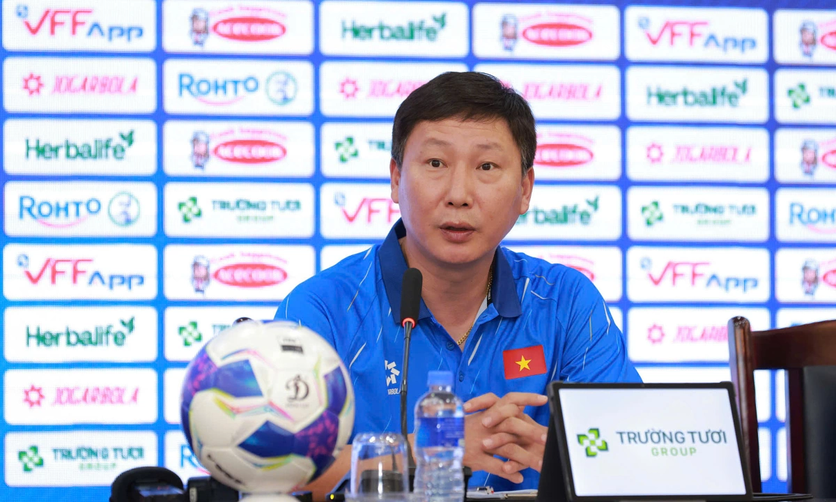 HLV Kim Sang-sik: 'Tuyển Việt Nam đang mạnh lên'