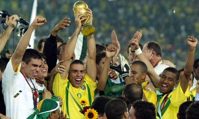 Ronaldo Nazario nâng Cup sau khi Brazil thắng Đức 2-0 ở chung kết World Cup 2002. Ảnh: Reuters