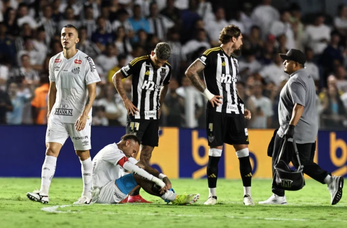 Neymar chấn thương trong trận Santos gặp Atletico Mineiro tại Estadio Urbano Caldeira, Santos, Brazil ngày 16/4/2025. Ảnh: Reuters