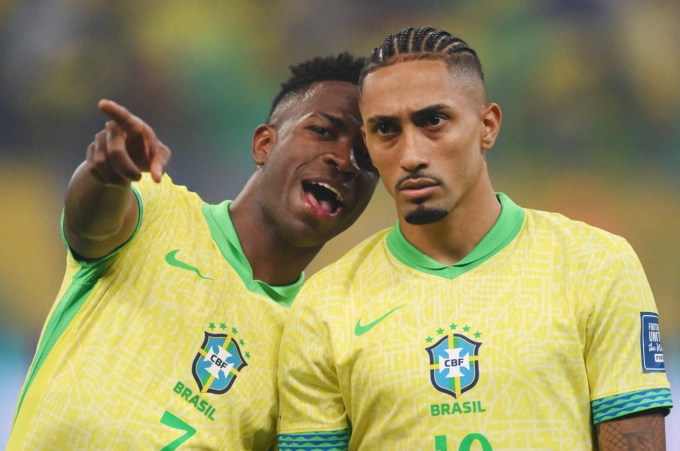 Vinicius (trái) và Raphinha được kỳ vọng sẽ lĩnh xướng hàng công tuyển Brazil tại World Cup 2026.