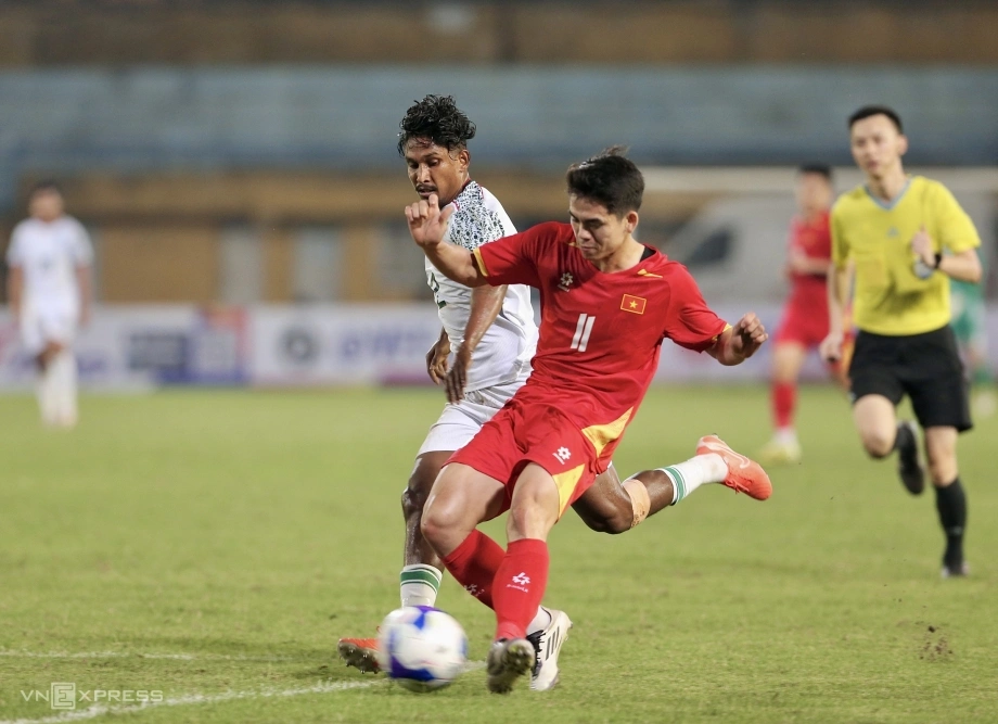 2 cầu thủ báo tin buồn cho ĐT Việt Nam trước trận gặp Malaysia 2 Xuân Son nói một mình sau khi lỡ bàn thắng vì mặt sân - Báo VnExpress Thể thao