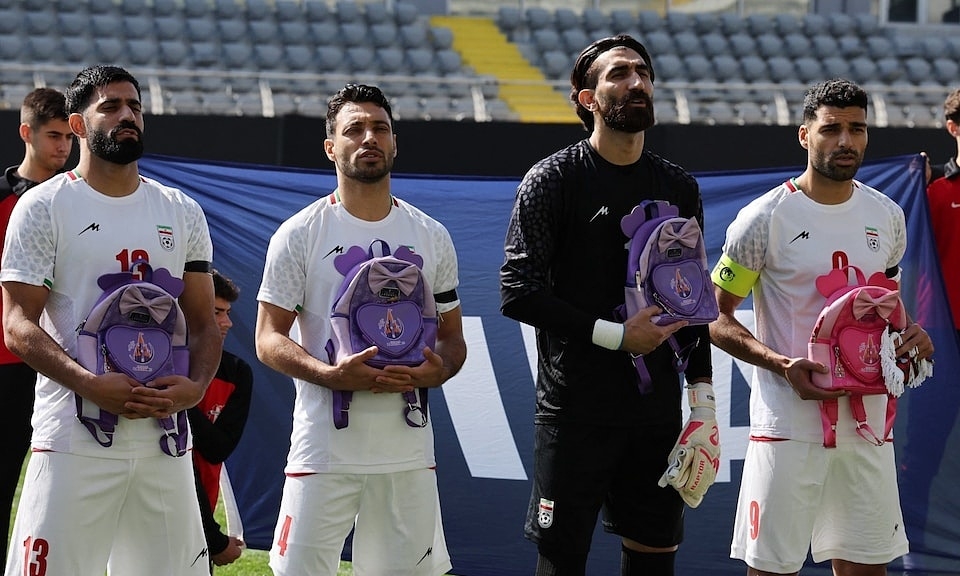 Tuyển Iran ôm ba lô bé gái tưởng niệm vụ đánh bom trường học