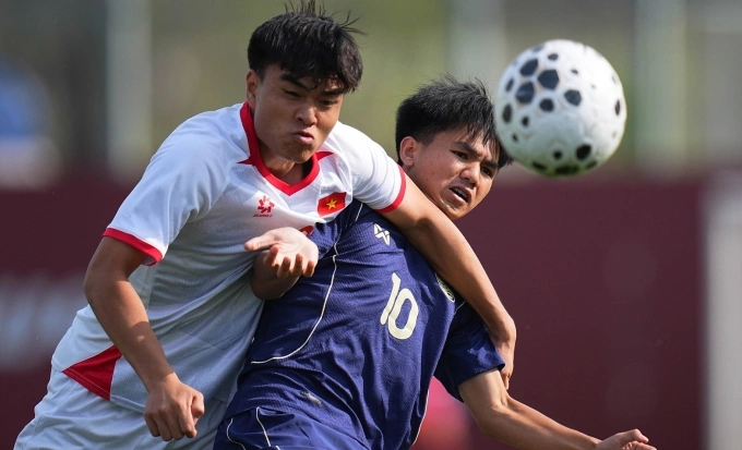 Cầu thủ Việt Nam vất vả chống đỡ các đợt tấn của ở lượt hai giải giao hữu CFA Team China Cup chiều 28/3. Ảnh: FAT
