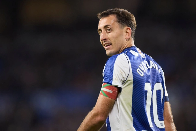 Mikel Oyarzabal trong màu áo Real Sociedad mùa 2025-2026. Ảnh: AFP