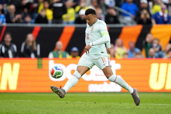 Mbappe lốp bóng ghi bàn trước Brazil ngày 27/3/2026. Ảnh: AFP