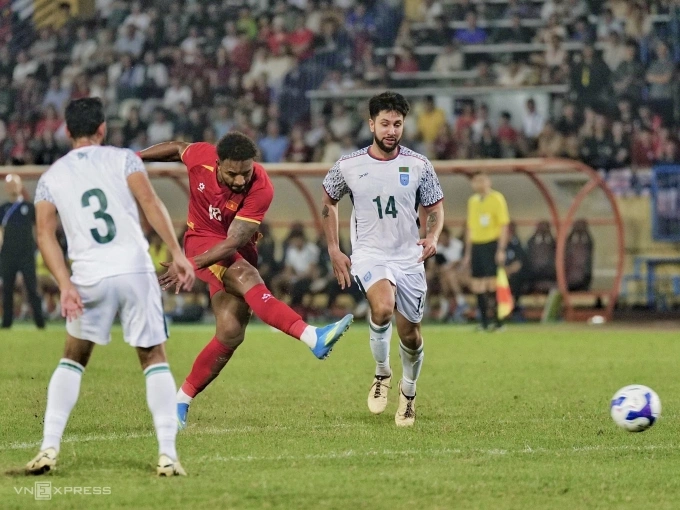 Nguyễn Xuân Son (áo đỏ) thi đấu trong trận giao hữu Việt Nam thắng Bangladesh 3-0 trên sân Hàng Đẫy ở Hà Nội, ngày 26/3/2026. Ảnh: Ngọc Thành