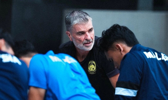 HLV Peter Cklamovski theo dõi học trò tập luyện sáng 29/3 tại Hà Nội. Ảnh: FAM