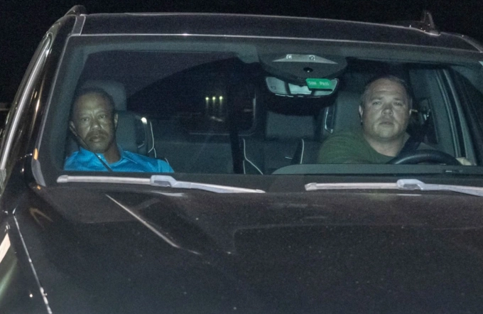 Tiger Woods (trái) khi được thả vào tối 27/3. Ảnh: Christopher Oquendo