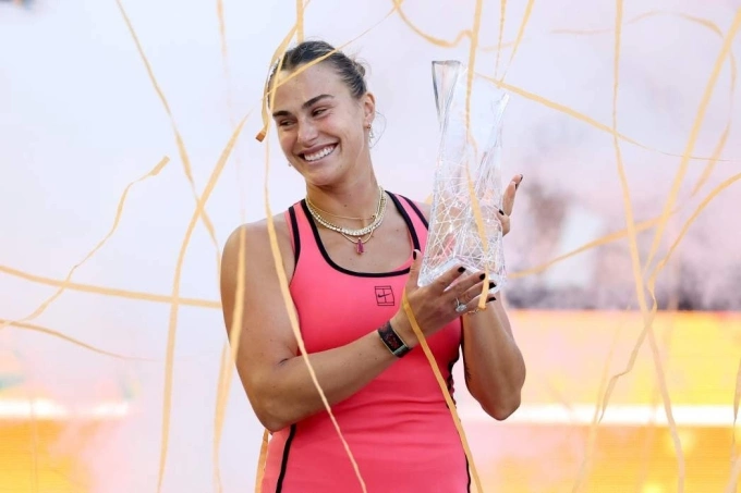Sabalenka mừng chức vô địch, sau trận chung kết Miami Mở rộng, trên sân Hard Rock, Miami, Florida, Mỹ hôm 29/3. Sabalenka ăn mừng chiến thắng tại Miami Open
