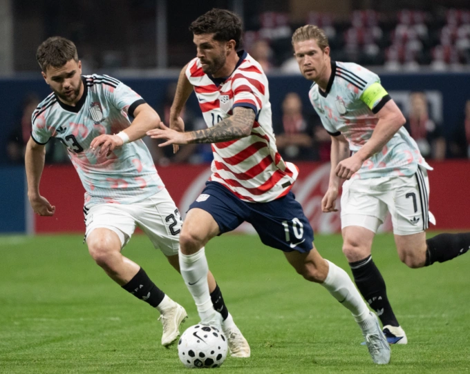 Christian Pulisic (giữa) đi bóng trong trận giao hữu Mỹ thua Bỉ 2-5 tại Mercedes-Benz, Atlanta, Georgia, Mỹ ngày 28/3. Ảnh: ISI