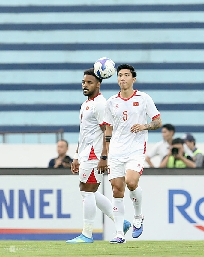 Nguyễn Xuân Son (trái) và Đoàn Văn Hậu tập luyện cùng đội tuyển Việt Nam tại sân Thiên Trường ở Ninh Bình, ngày 30/3/2026. Ảnh: Hiếu Lương