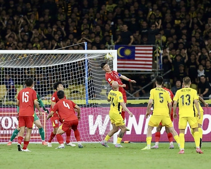 Việt Nam (áo đỏ) thua Malaysia 0-4 ở lượt hai bảng F vòng loại cuối Asian Cup 2027, trên sân Bukit Jalil, Malaysia ngày 10/6/2025. Ảnh: Hai Tư
