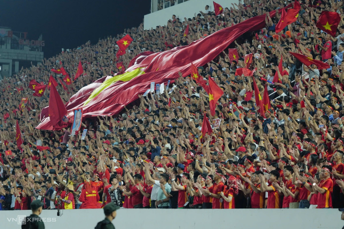 Bầu không khí cuồng nhiệt trên sân Thiên Trường, khi Việt Nam hạ Malaysia ở lượt cuối bảng F vòng loại Asian Cup 2027. Ảnh: Ngọc Thành