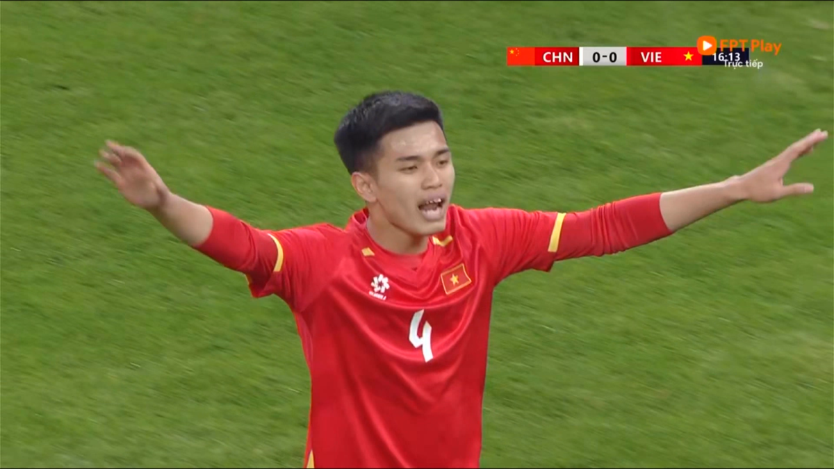 U23 Việt Nam 0-0 U23 Trung Quốc: Văn Thuận sút vọt xà