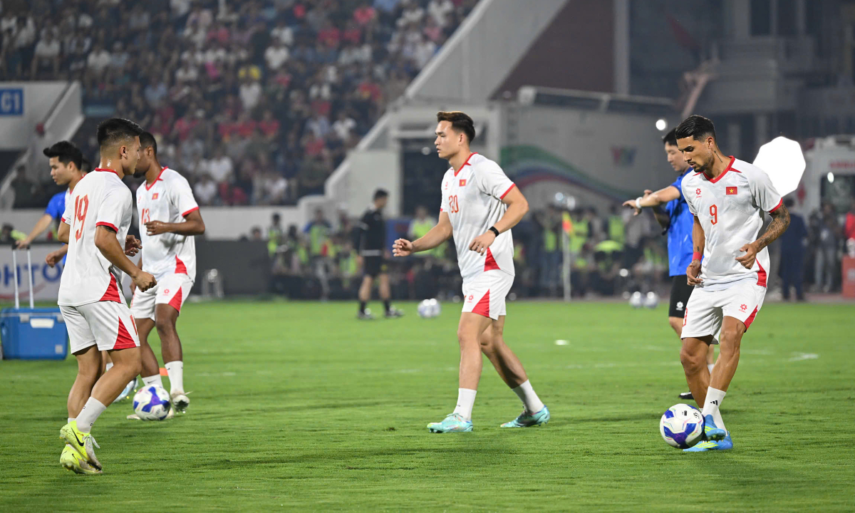 Việt Nam 0-0 Malaysia (H1): Xuân Son, Hoàng Hên đá chính