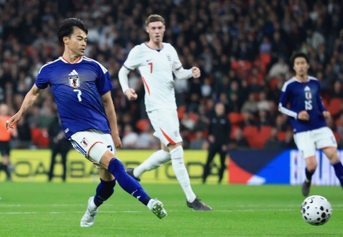 Mitoma (số 7) dứt điểm thành bàn cho Nhật Bản, trong trận giao hữu với tuyển Anh, trên sân Wembley, London, Anh hôm 31/3. Ảnh: Reuters