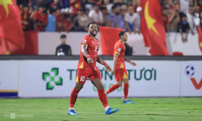 Tiền đạo Nguyễn Xuân Son mừng sau khi ghi bàn trong trận Việt Nam thắng Malaysia 3-1 ở vòng loại Asian Cup 2027 trên sân Thiên Trường, phường Nam Định, tỉnh Ninh Bình, tối 31/3/2026. Ảnh: Đức Đồng