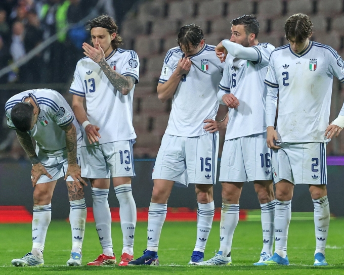Các tuyển thủ Italy thất vọng sau khi thua chủ nhà Bosnia & Herzegovina trong loạt luân lưu chung kết play-off World Cup 2026 trên sân Zenica hôm 31/3. Ảnh: AP