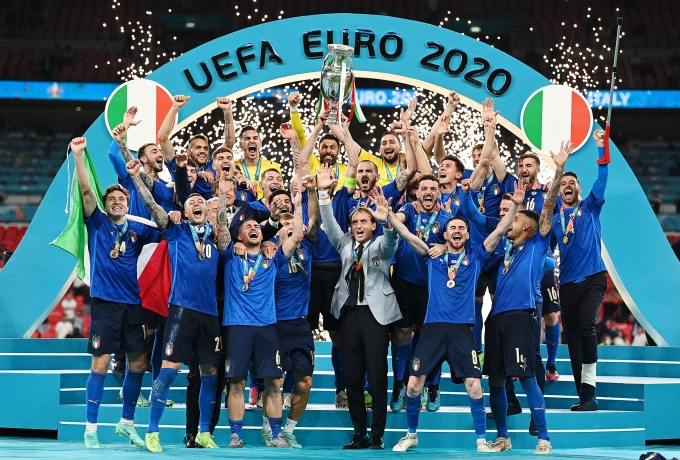 Tuyển Italy thời HLV Roberto Mancini (mặc áo vest giữa) vô địch Euro 2020 trên sân Wembley. Ảnh: Reuters