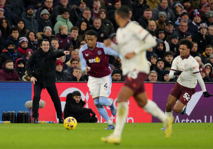 HLV Unai Emery chỉ đạo trong trận Aston Villa thắng Man City trên sân Villa Park HLV Unai Emery chỉ đạo trận Aston Villa thắng Man City
