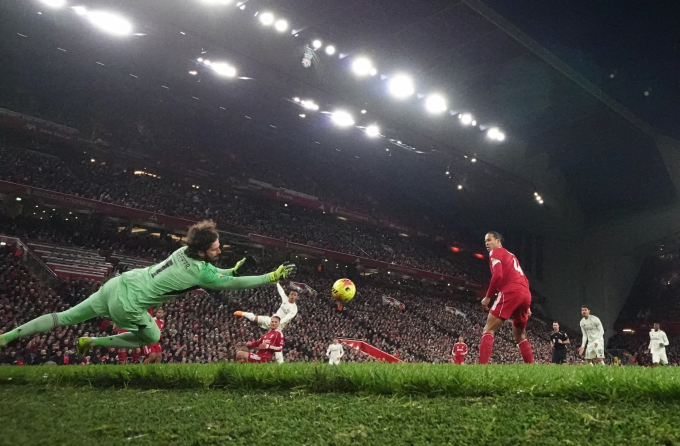 Thủ môn Alisson Becker cản cú sút của tiền đạo Omari Hutchinson trong trận Liverpool thua Nottingham Forest Thủ môn Alisson Becker cản cú sút của tiền đạo Omari Hutchinson