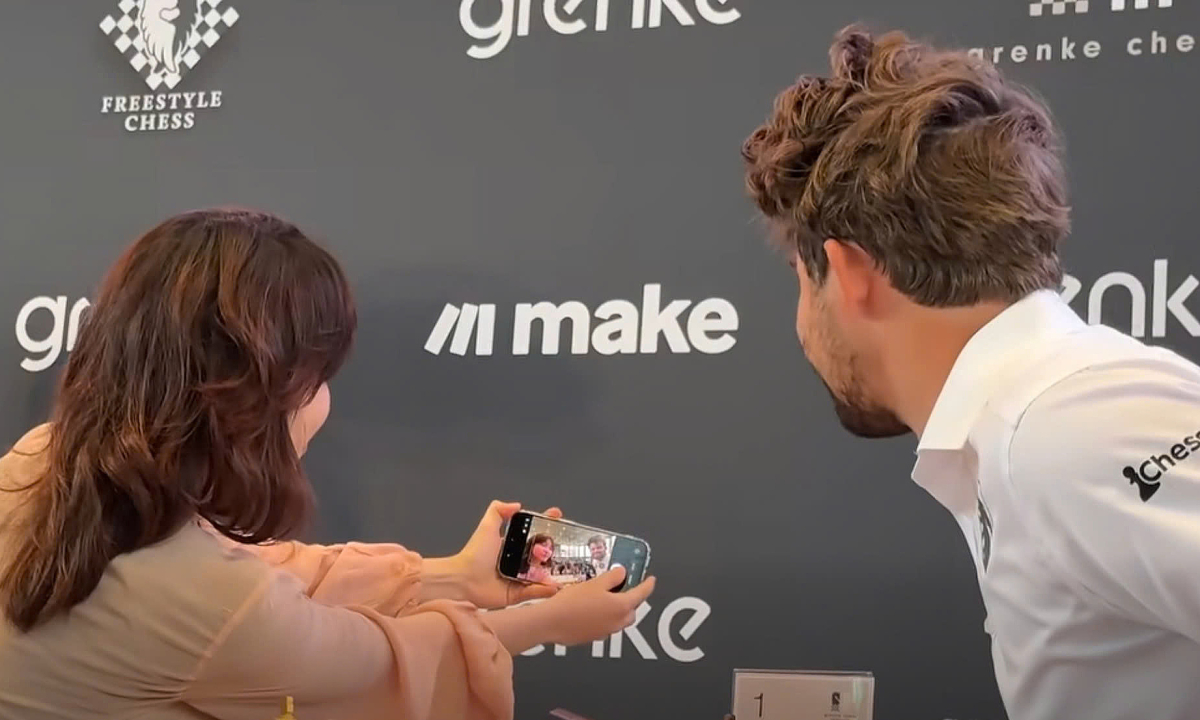 Selfie với Carlsen, nữ kỳ thủ bị tịch thu điện thoại