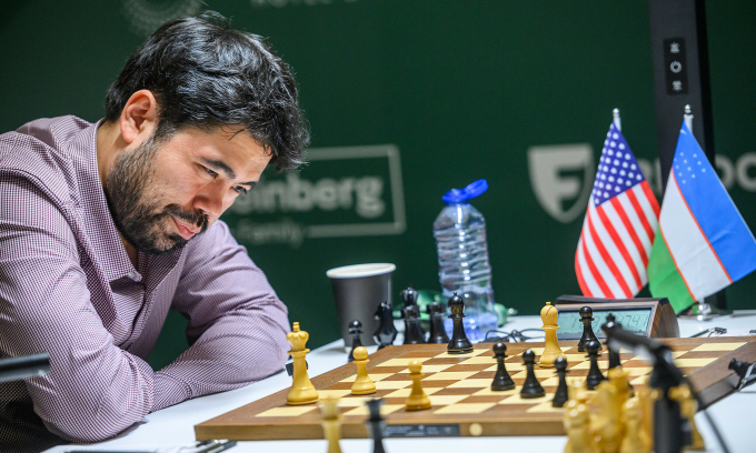 Hikaru Nakamura suy nghĩ trong ván đấu với Javokhir Sindarov ở vòng 5 Candidates tại Cyprus ngày 3/4/2026. Ảnh: FIDE