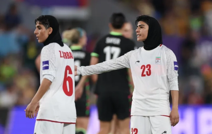 Mona Hamoudi (trái) và Zahra Sarbali trong trận Iran gặp Australia ngày 5/3. Ảnh: Al Jazeera