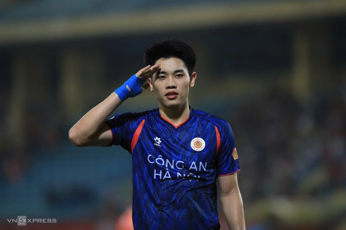 Tiền đạo Công an Hà Nội Nguyễn Đình Bắc mừng bàn nâng tỷ số lên 4-1 trong trận thắng Đà Nẵng 5-1 ở vòng 17 V-League 2025-2026, trên sân Hàng Đẫy ở Hà Nội ngày 4/4/2026. Ảnh: Hoàng Huynh Tiền đạo Công an Hà Nội Nguyễn Đình Bắc mừng bàn nâng tỷ số lên 4-1 trong trận thắng Đà Nẵng 5-1