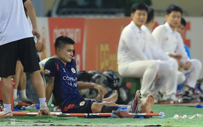 Nguyễn Quang Hải rời sân bằng cáng sau khi gặp chấn thương ở chân trái. Ảnh: Hoàng Huynh Nguyễn Quang Hải rời sân bằng cáng sau khi gặp chấn thương ở chân trái