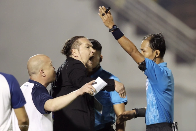 Trọng tài Lê Vũ Linh truất quyền chỉ đạo của HLV Velizar Popov trong trận đấu tại vòng 13 V-League Trọng tài Lê Vũ Linh truất quyền chỉ đạo HLV Velizar Popov