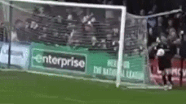 Thủ môn đấm khán giả ở Anh