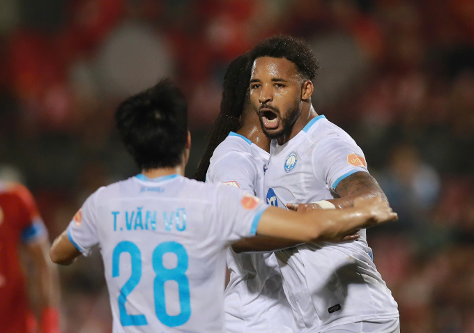 Tiền đạo CLB Nam Định Nguyễn Xuân Son mừng bàn mở tỷ số trên chấm phạt đền trong trận thắng Hà Tĩnh 2-0 ở vòng 17 V-League 2025-2026, trên sân Hà Tĩnh ngày 5/4/2026. Tiền đạo CLB Nam Định Nguyễn Xuân Son mừng bàn mở tỷ số