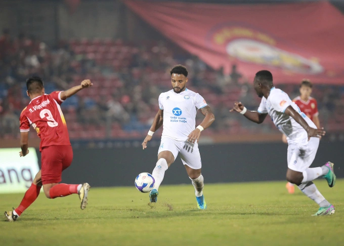 Nguyễn Xuân Son (giữa) kiến tạo cho Chadrac Akolo (phải) ấn định chiến thắng 2-0 cho Nam Định trước Hà Tĩnh. Nguyễn Xuân Son kiến tạo cho Chadrac Akolo ghi bàn