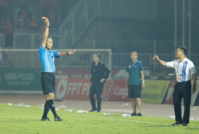 Trọng tài Lê Vũ Linh rút thẻ đỏ trực tiếp cho HLV thể lực SLNA Phạm Bùi Minh trong trận hòa Thể Công 1-1 tại sân Vinh Trọng tài Lê Vũ Linh rút thẻ đỏ cho HLV thể lực SLNA Phạm Bùi Minh