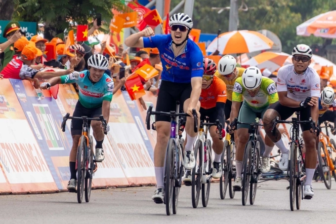 Marchuk Dzianis mừng chiến thắng chặng 4 giải xe đạp toàn quốc tranh Cup Truyền hình HTV 2025 từ Hà Nội đi Thanh Hóa trưa 6/4. Ảnh: Đức Huy