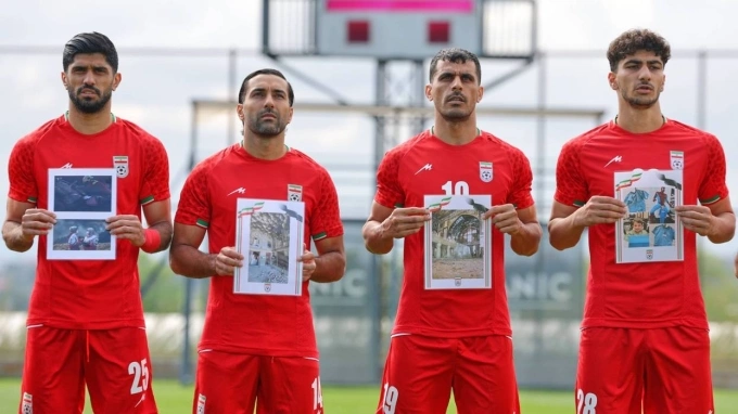 Cầu thủ Iran hát quốc ca, cầm ảnh những em nhỏ được cho là thiệt mạng trong các cuộc không kích của Mỹ và Israel tại Iran, trước trận giao hữu với Costa Rica tại Antalya, miền nam Thổ Nhĩ Kỳ, ngày 31/3/2026. Ảnh: AP