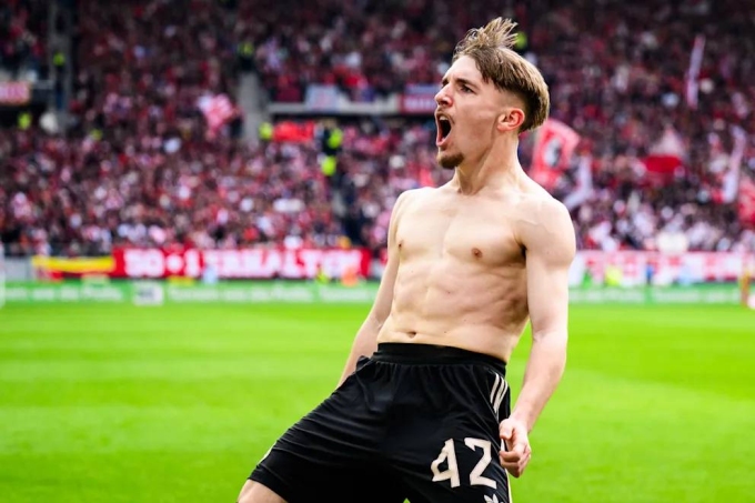 Karl mừng bàn quyết định trong trận Freiburg 2-3 Bayern ở vòng 28 Bundesliga hôm 4/4. Karl ăn mừng bàn thắng trận Freiburg vs Bayern