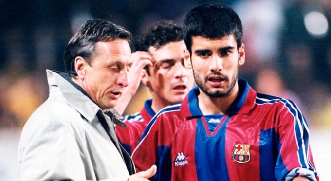 Pep Guardiola thời còn làm học trò của Johan Cruyff ở Barca những năm đầu 1990. Ảnh: Rex Features Pep Guardiola học hỏi từ Johan Cruyff hồi đầu thập niên 1990