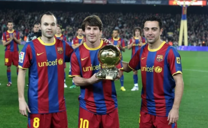 Andres Iniesta, Lionel Messi và Xavi (từ trái qua) - ba cầu thủ trưởng thành từ lò La Masia - trong ngày ngôi sao Argentina nâng Quả Bóng Vàng 2010 tại Camp Nou. Ảnh: FC Barcelona Các huyền thoại La Masia Iniesta, Messi và Xavi tại Camp Nou