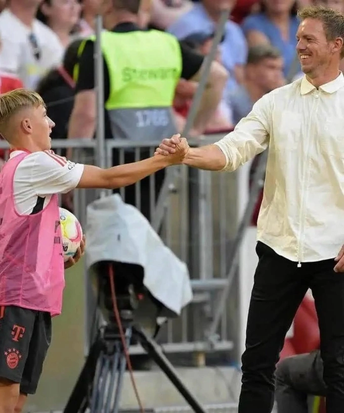 Lennart Karl trong vai trò nhặt bóng, bắt tay HLV Julian Nagelsmann trong một trận đấu của Bayern Munich năm 2022. Lennart Karl trong vai trò nhặt bóng