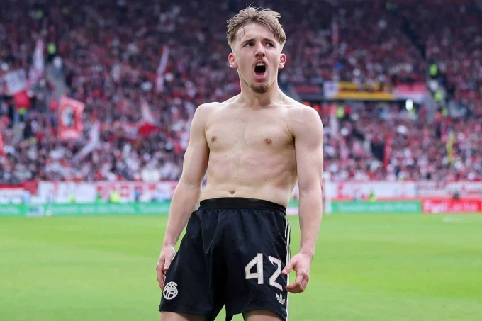 Tiền vệ Lennart Karl ghi bàn quyết định cho Bayern Munich trong trận thắng SC Freiburg 3-2 trên sân Europa-Park. Lennart Karl ghi bàn quyết định