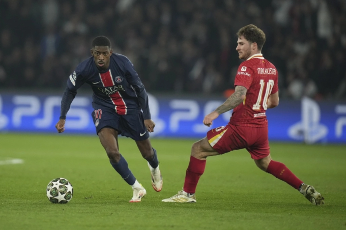 Ousmane Dembele (trái) đi bóng trong trận PSG gặp Liverpool ở lượt đi vòng 1/8 Champions League mùa 2024-2025. Ousmane Dembele (trái) đi bóng trong trận PSG gặp Liverpool.