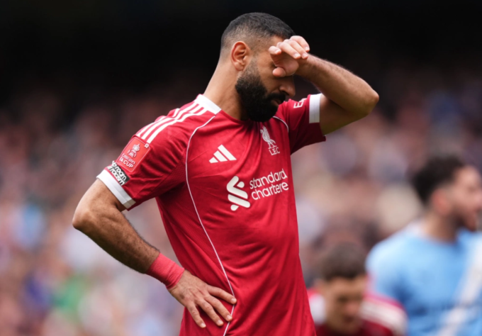 Salah thất vọng sau khi đá hỏng phạt đền trước Man City. Salah thất vọng sau khi đá hỏng phạt đền trước Man City.